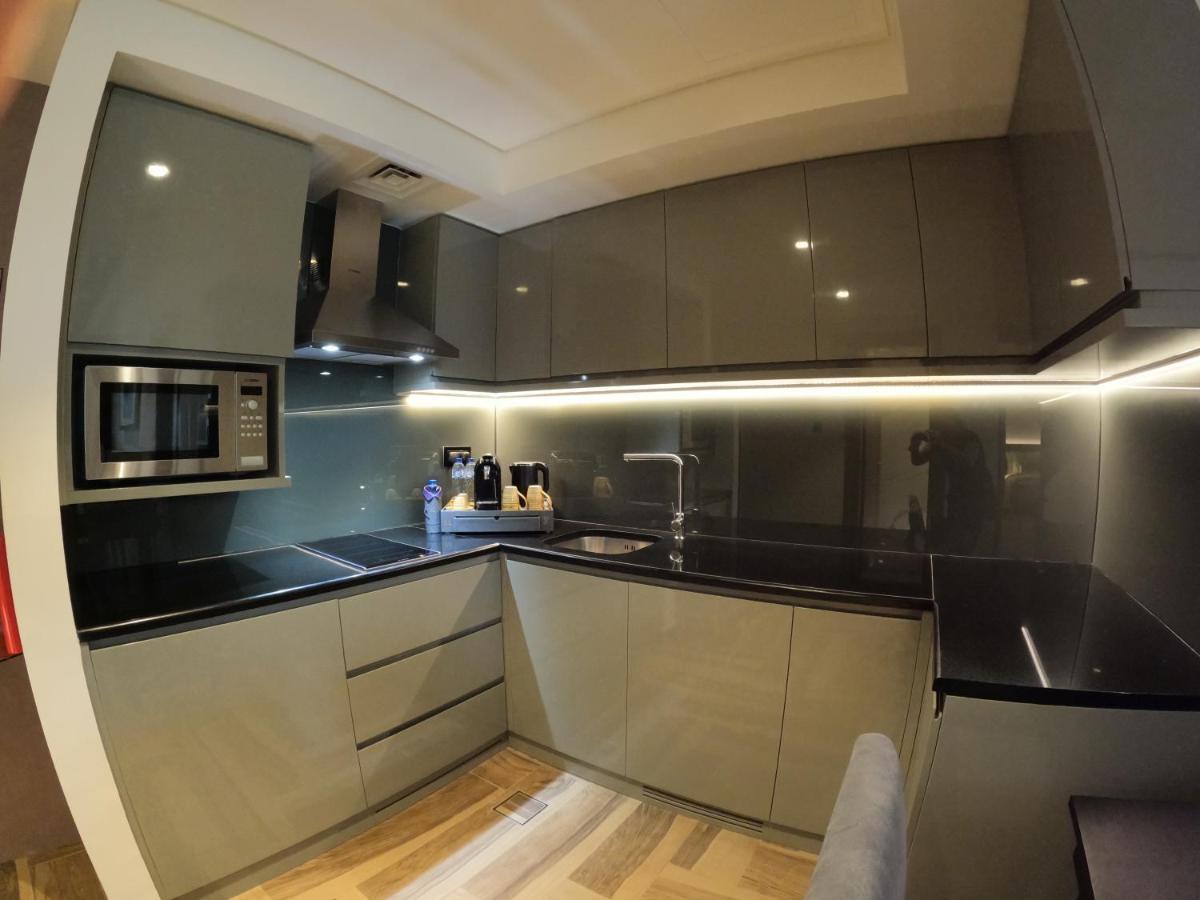 One Bedroom Suite w or Kitchenette on F&B shuttle to Deira City Center Al Ghurair Mall & La Mer Beach