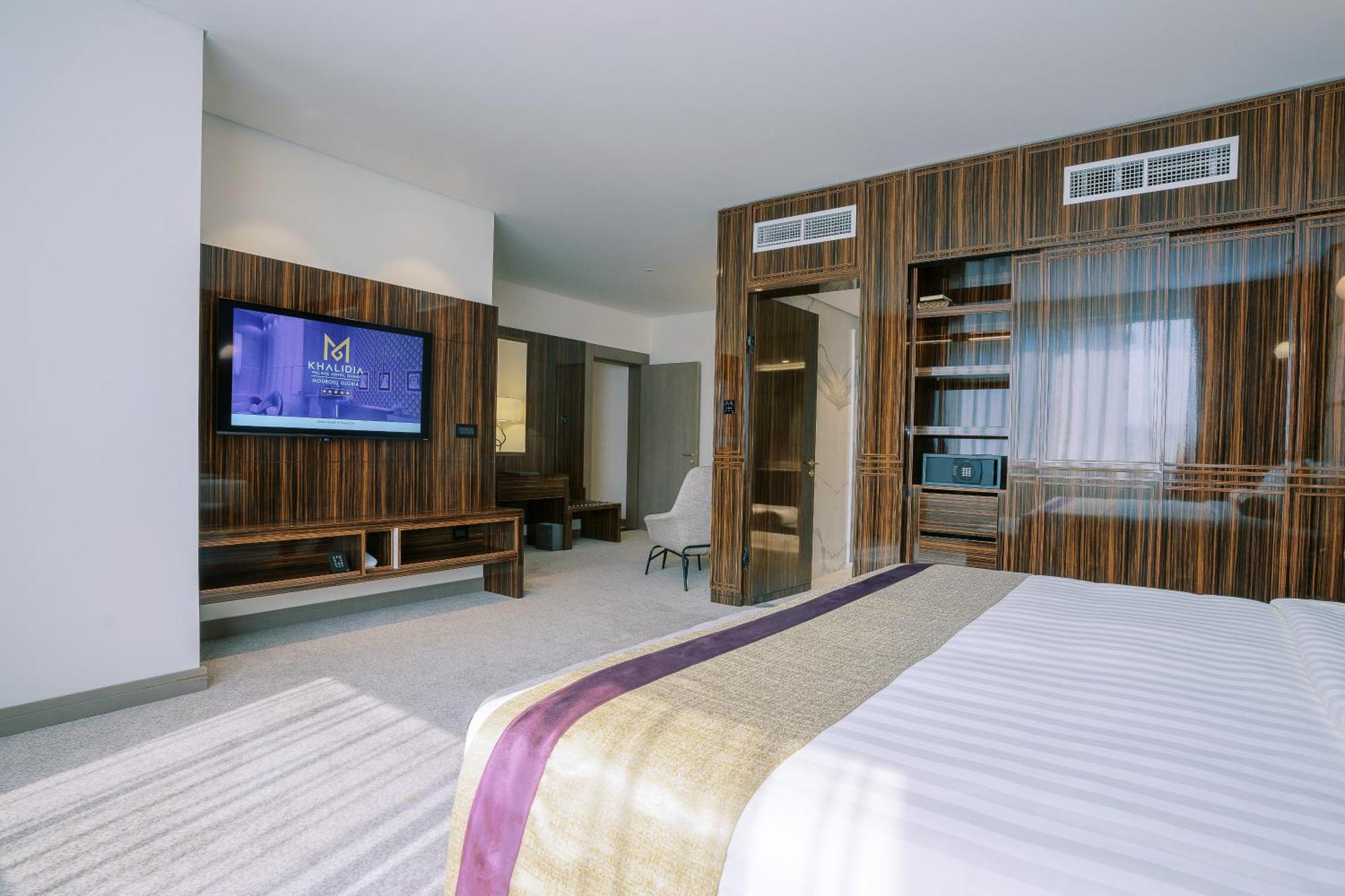 Two Bedroom Royal Suite w or Kitchenette on F&B shuttle to Deira City Center Al Ghurair Mall & La Mer Beach