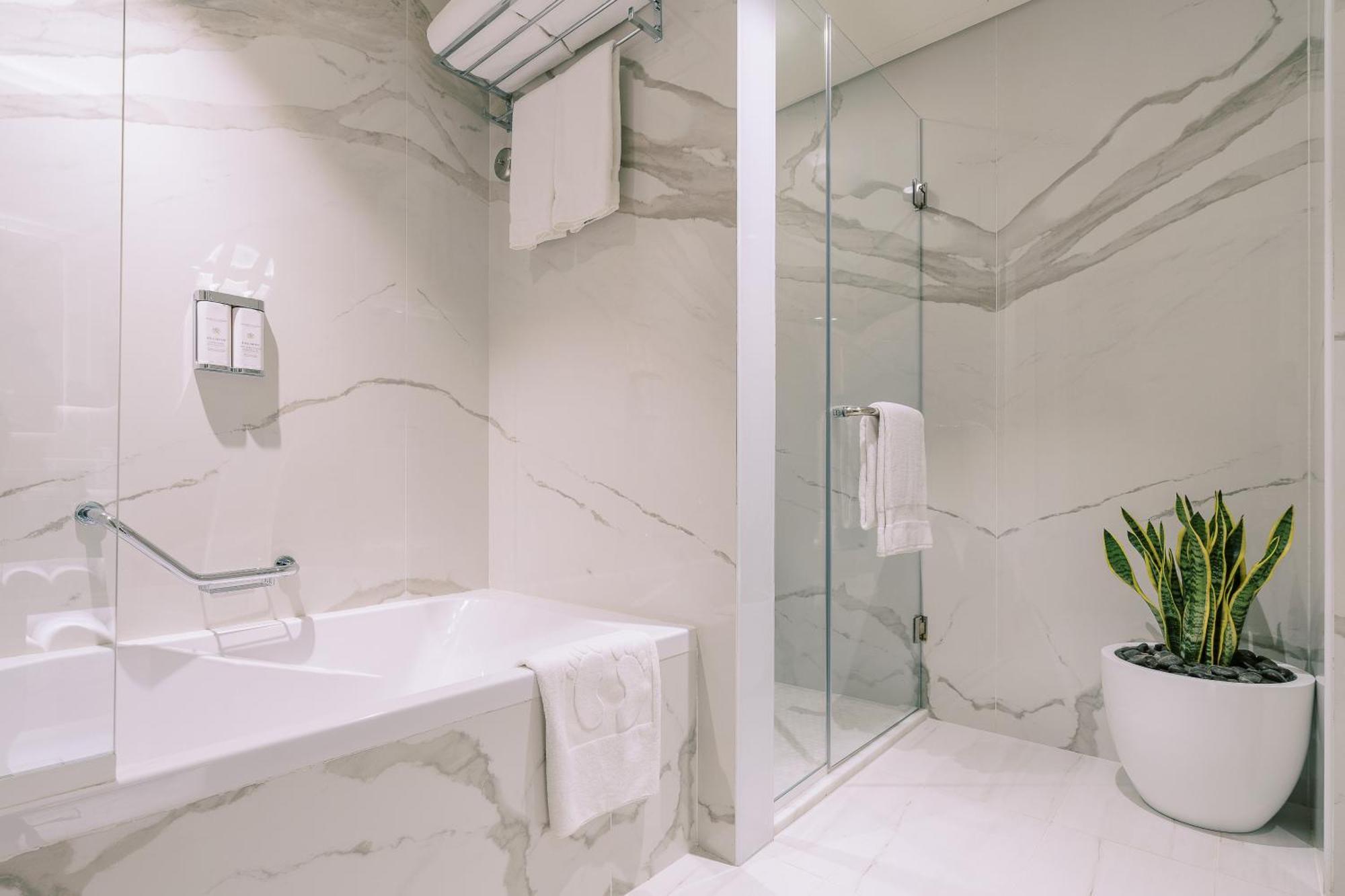 Two Bedroom Royal Suite w or Kitchenette on F&B shuttle to Deira City Center Al Ghurair Mall & La Mer Beach