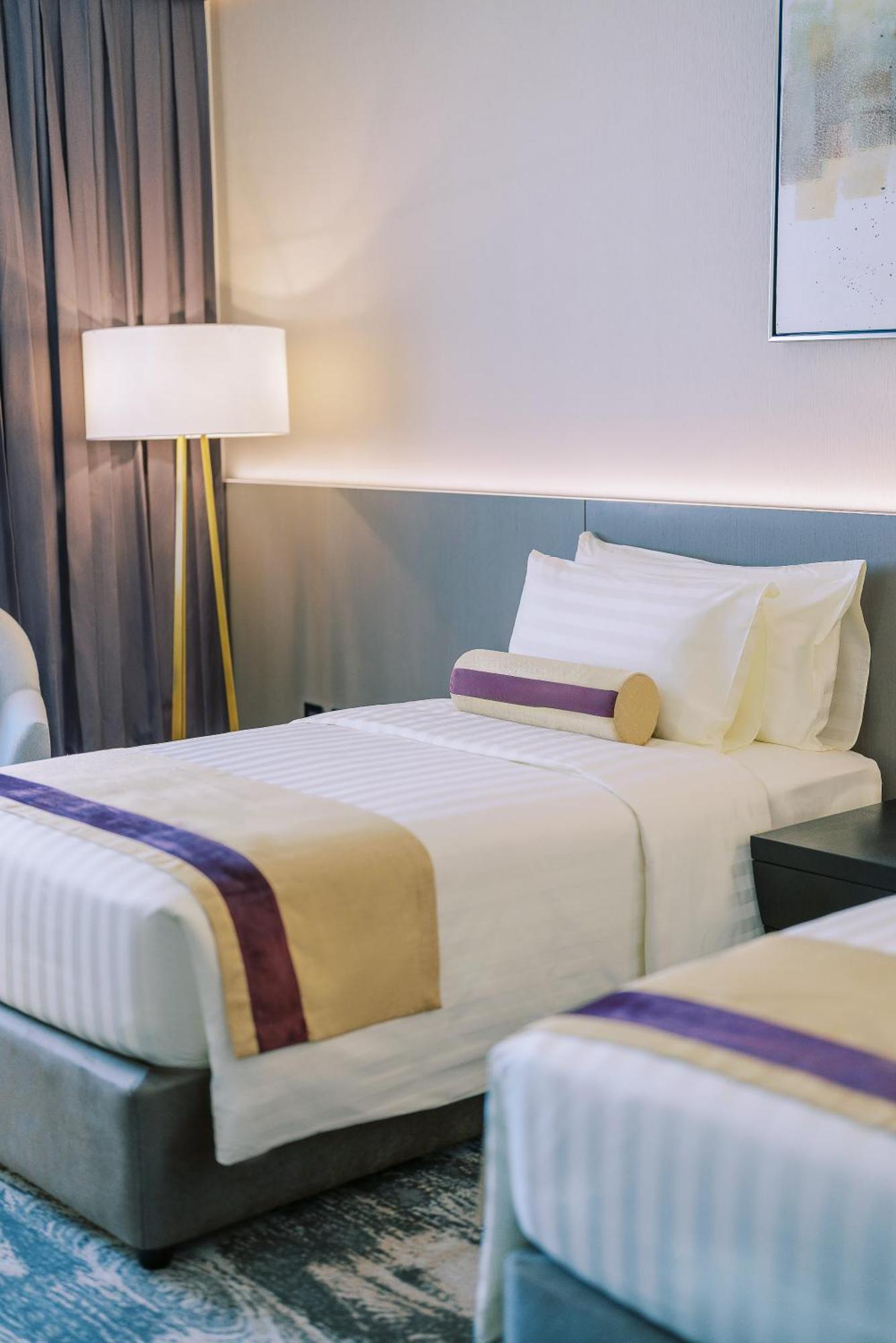 Deluxe Twin Room on F&B shuttle to Deira City Center Al Ghurair Mall & La Mer Beach