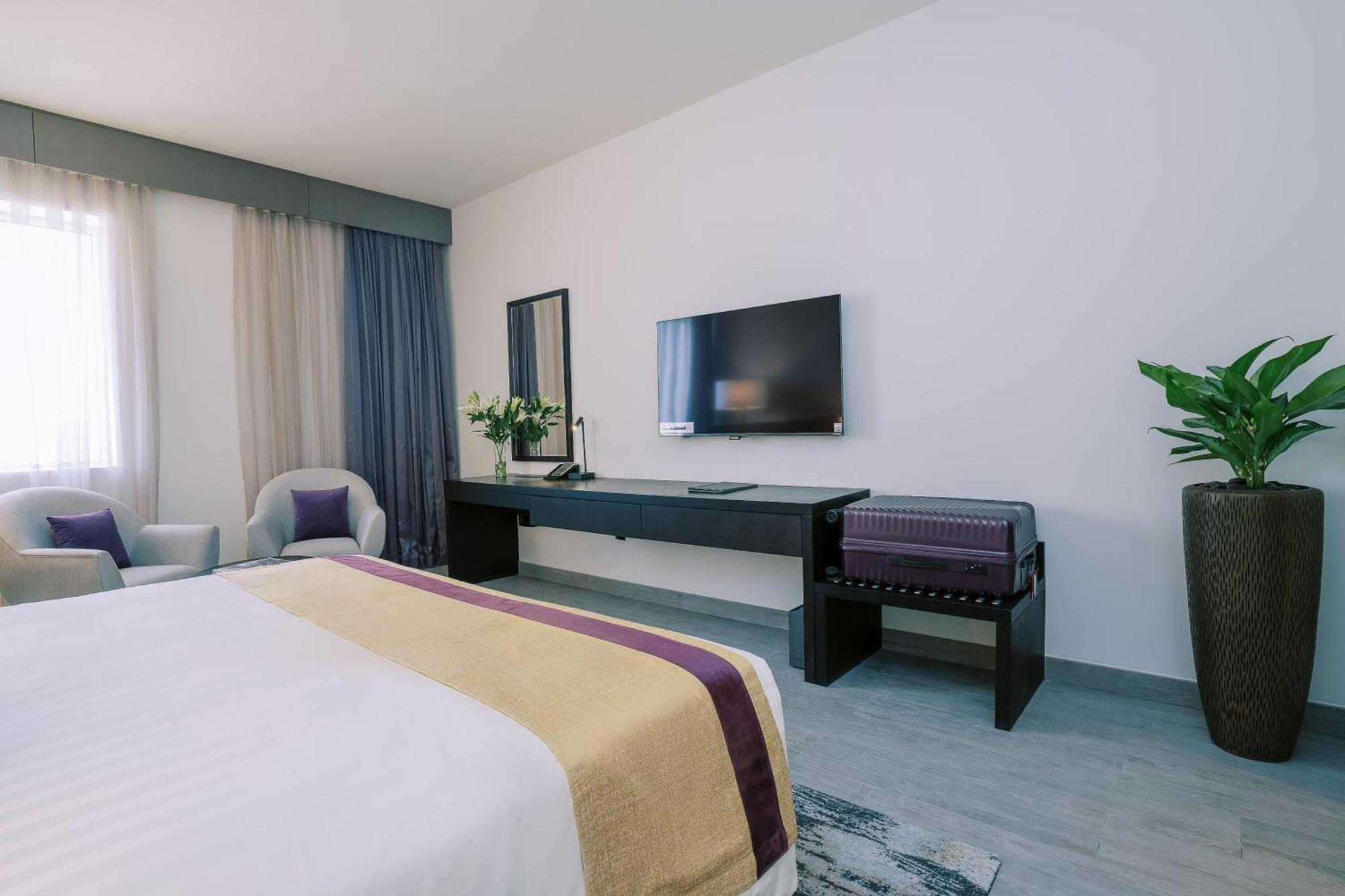 Deluxe King Room on F&B shuttle to Deira City Center Al Ghurair Mall & La Mer Beach