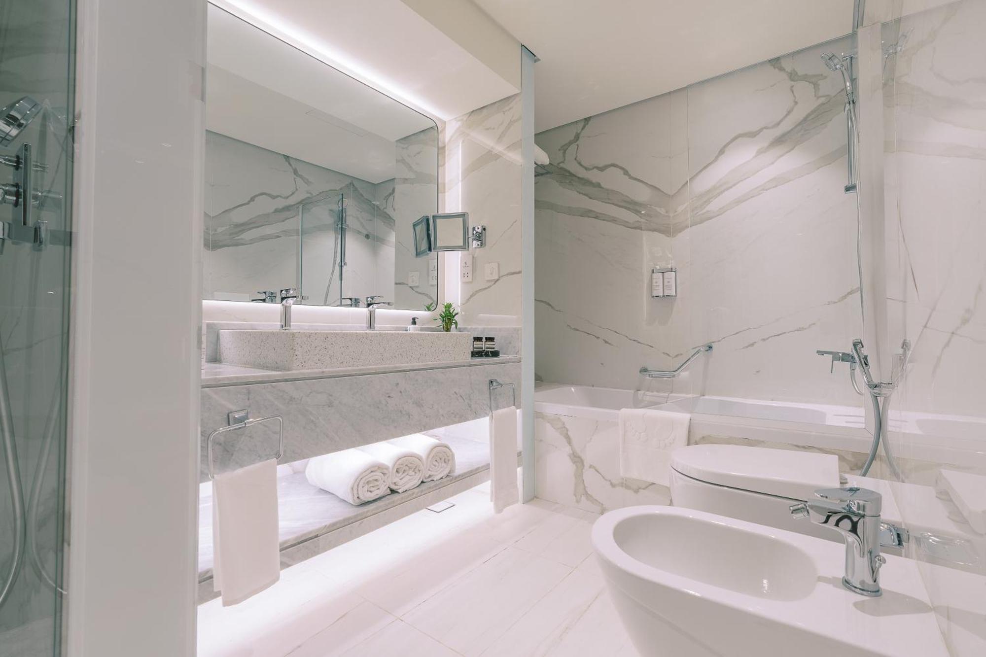 Two Bedroom Royal Suite w or Kitchenette on F&B shuttle to Deira City Center Al Ghurair Mall & La Mer Beach