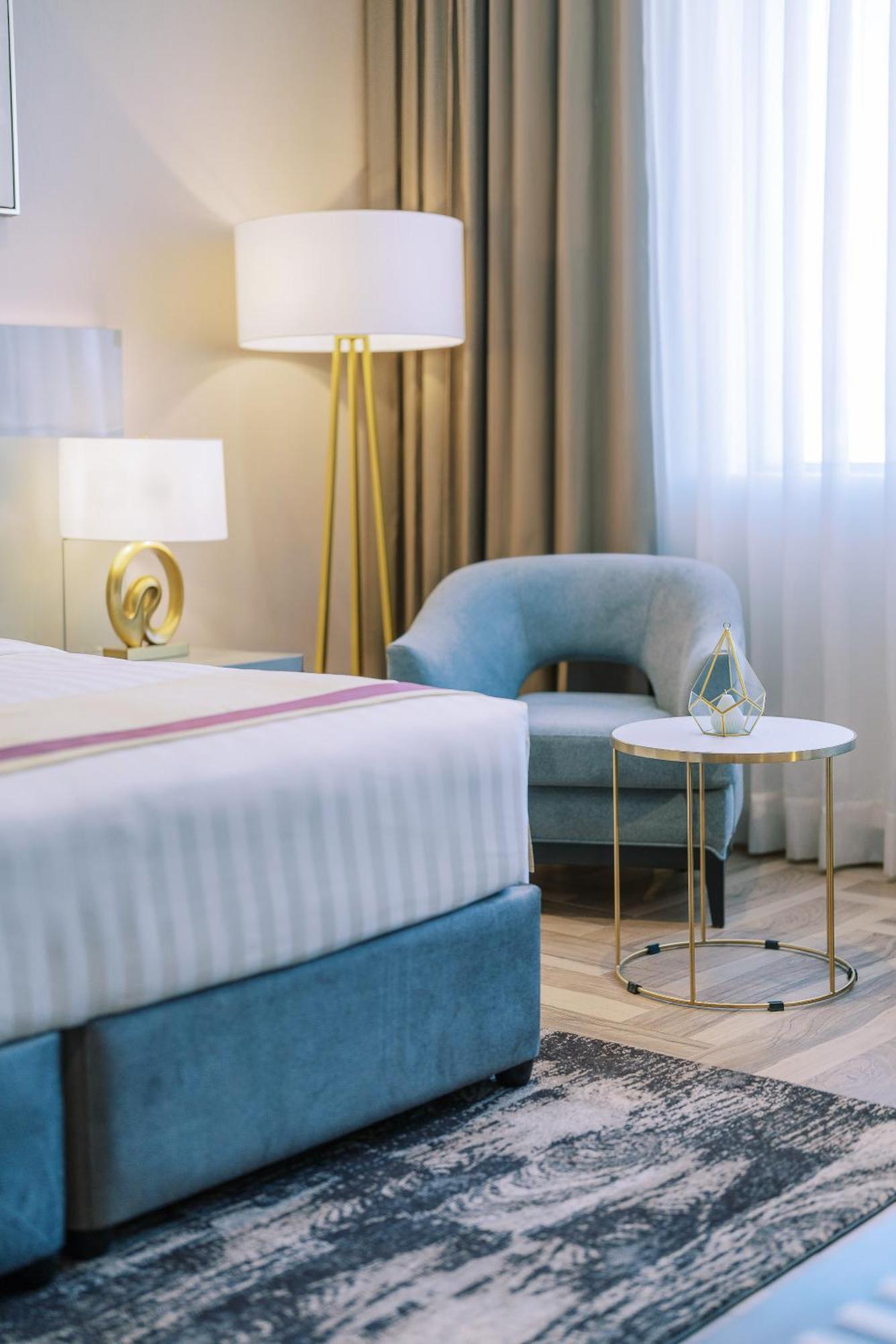 Deluxe King Room on F&B shuttle to Deira City Center Al Ghurair Mall & La Mer Beach