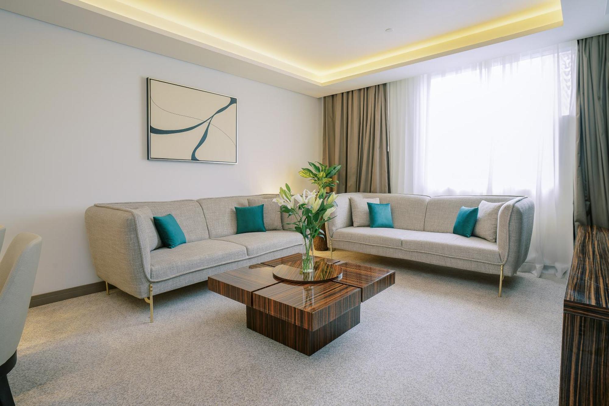 Two Bedroom Royal Suite w or Kitchenette on F&B shuttle to Deira City Center Al Ghurair Mall & La Mer Beach