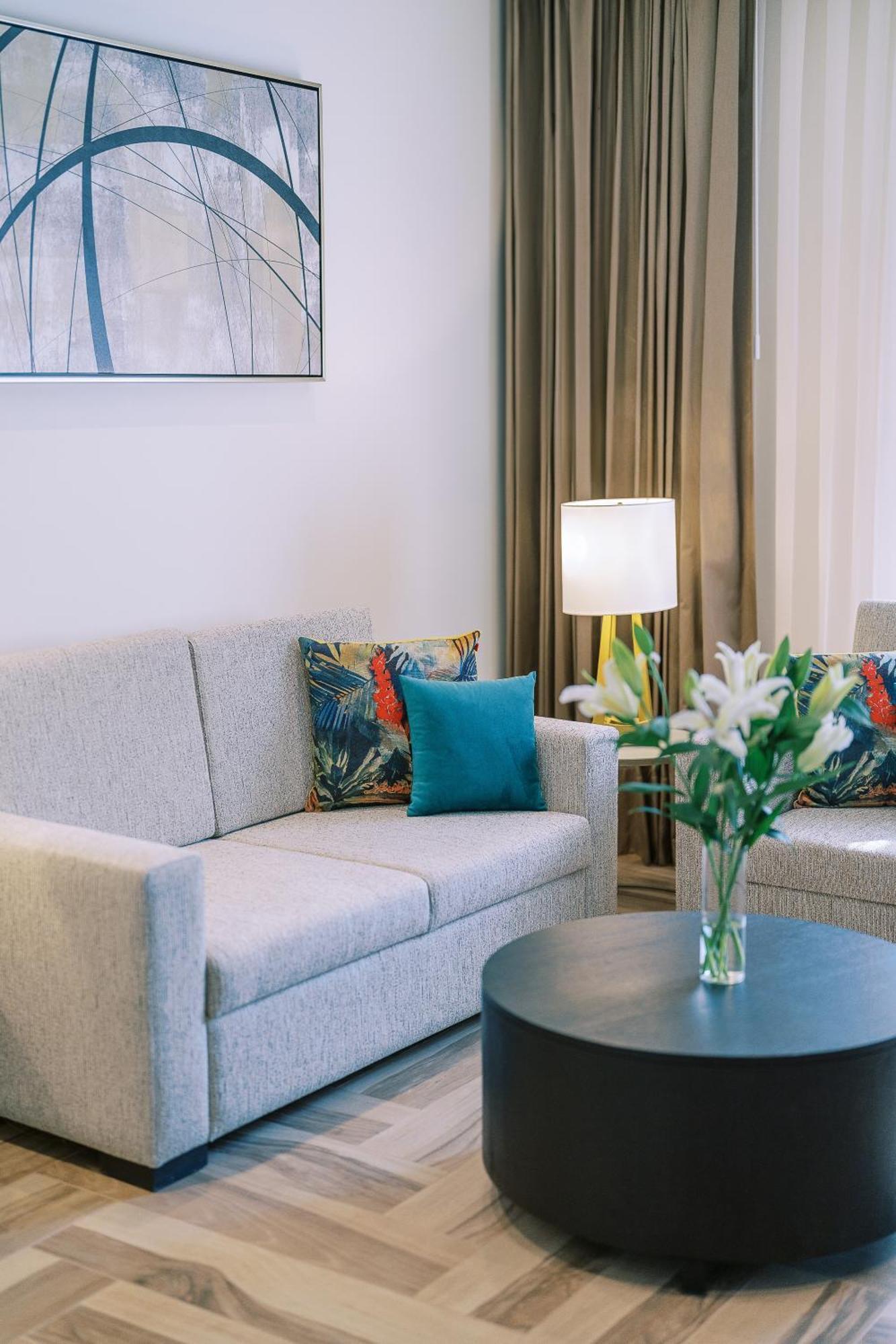 One Bedroom Suite w or Kitchenette on F&B shuttle to Deira City Center Al Ghurair Mall & La Mer Beach