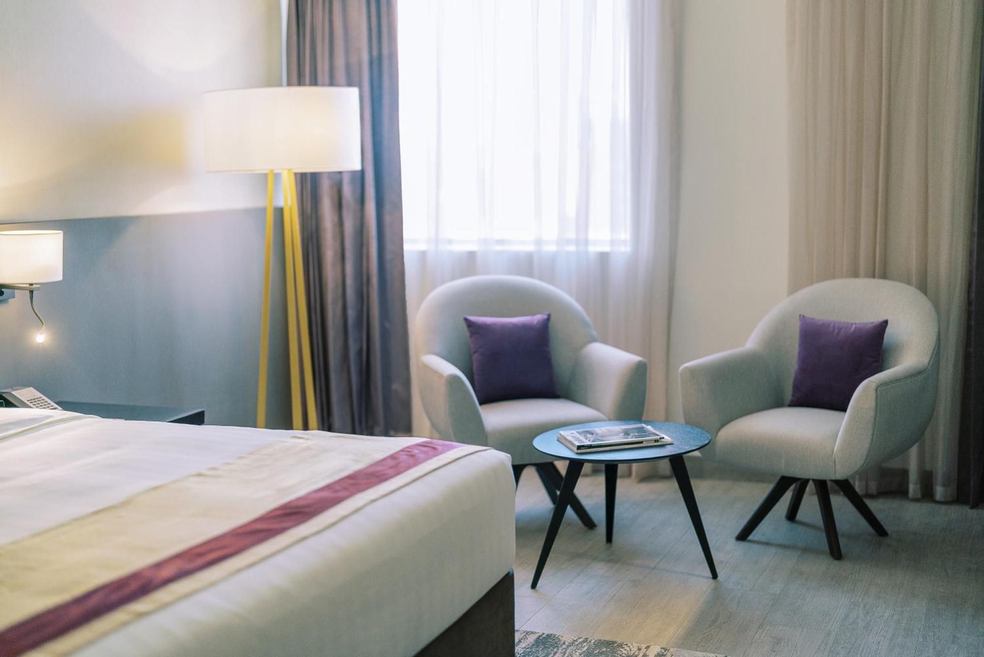 One Bedroom Suite w or Kitchenette on F&B shuttle to Deira City Center Al Ghurair Mall & La Mer Beach