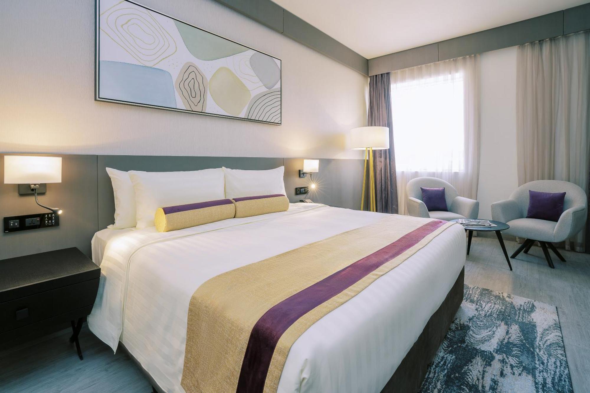 Deluxe King Room on F&B shuttle to Deira City Center Al Ghurair Mall & La Mer Beach