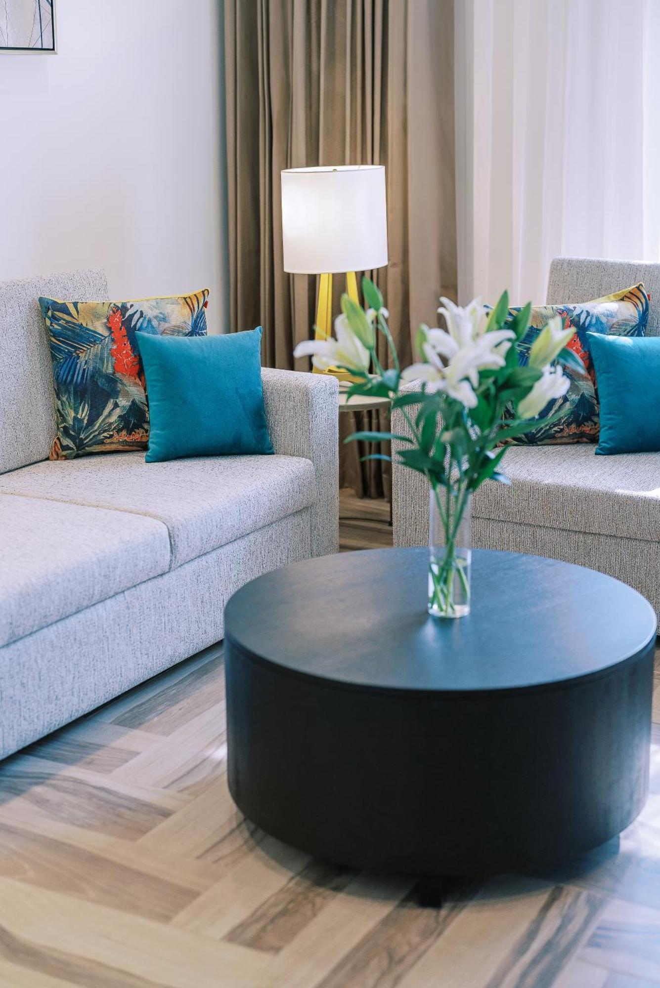 One Bedroom Suite w or Kitchenette on F&B shuttle to Deira City Center Al Ghurair Mall & La Mer Beach