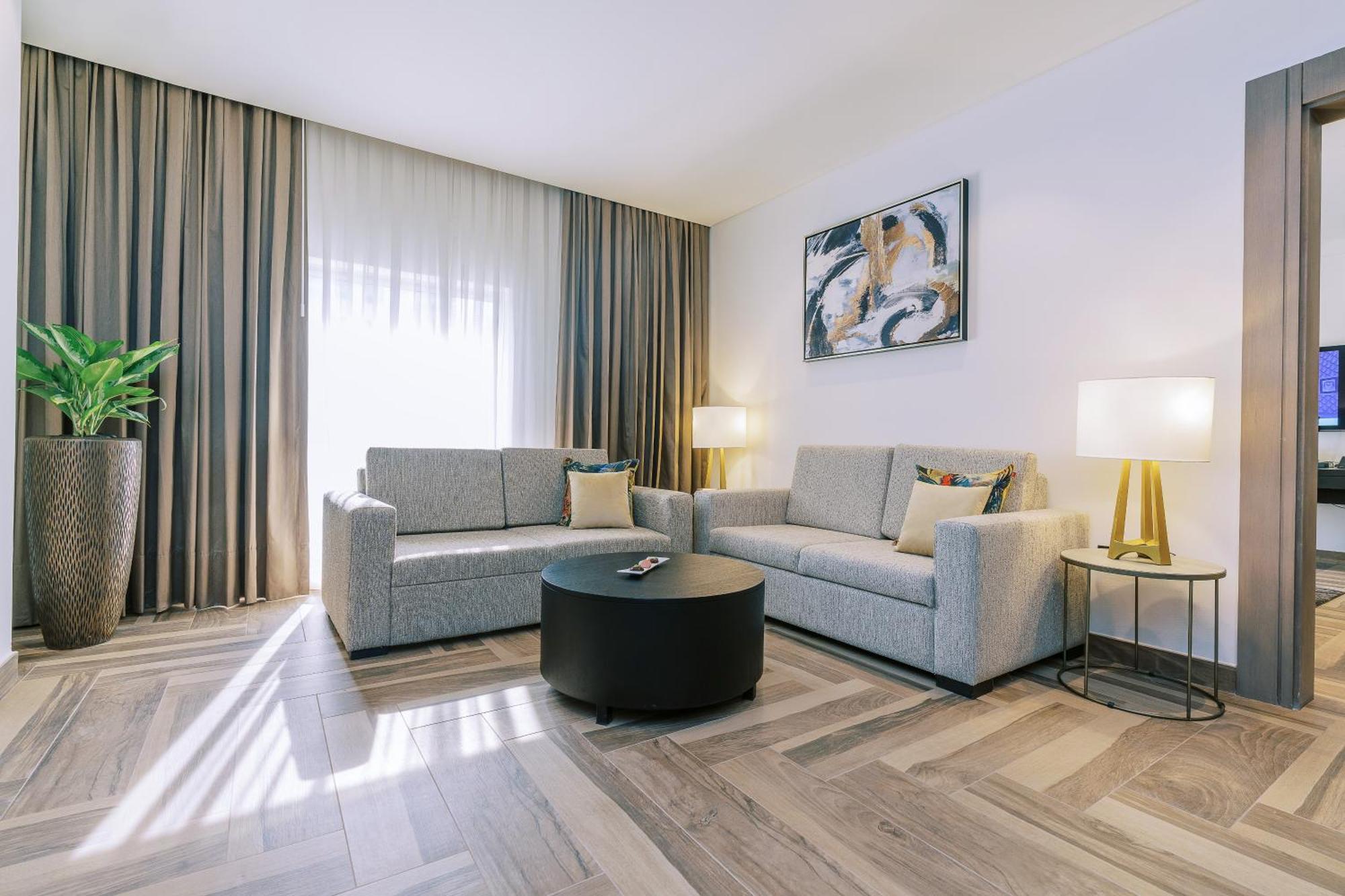 One Bedroom Suite w or Kitchenette on F&B shuttle to Deira City Center Al Ghurair Mall & La Mer Beach