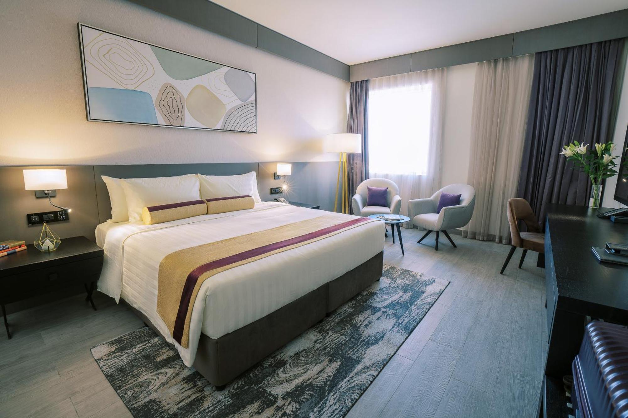 One Bedroom Suite w or Kitchenette on F&B shuttle to Deira City Center Al Ghurair Mall & La Mer Beach