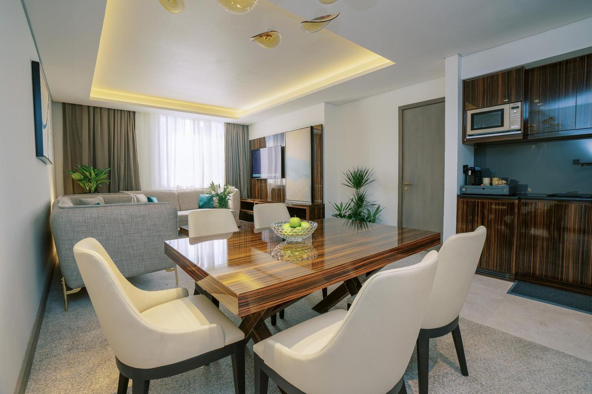 Two Bedroom Royal Suite w or Kitchenette on F&B shuttle to Deira City Center Al Ghurair Mall & La Mer Beach