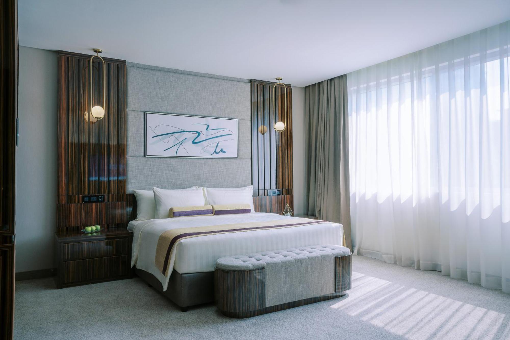 Two Bedroom Royal Suite w or Kitchenette on F&B shuttle to Deira City Center Al Ghurair Mall & La Mer Beach
