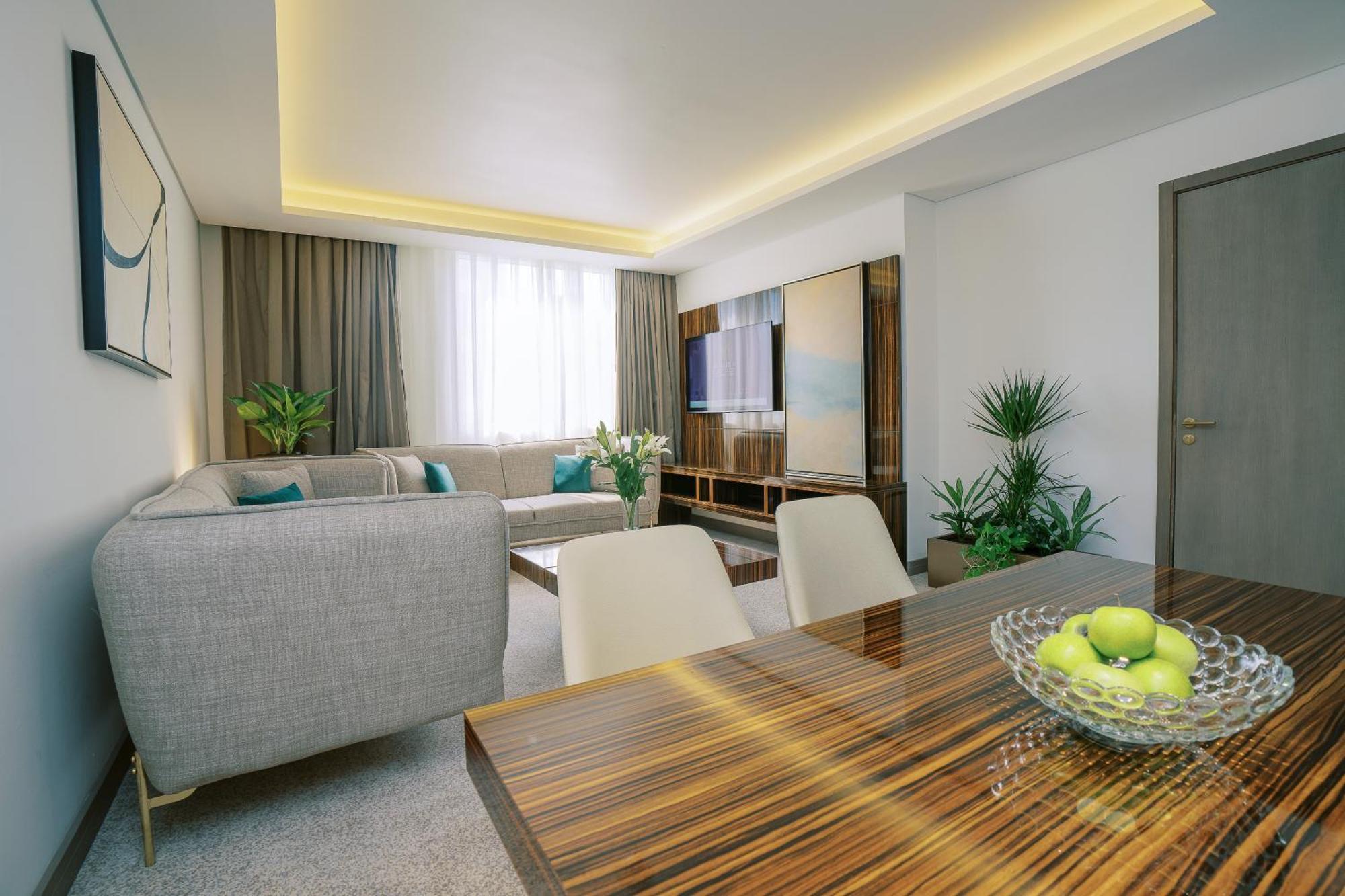 Two Bedroom Royal Suite w or Kitchenette on F&B shuttle to Deira City Center Al Ghurair Mall & La Mer Beach