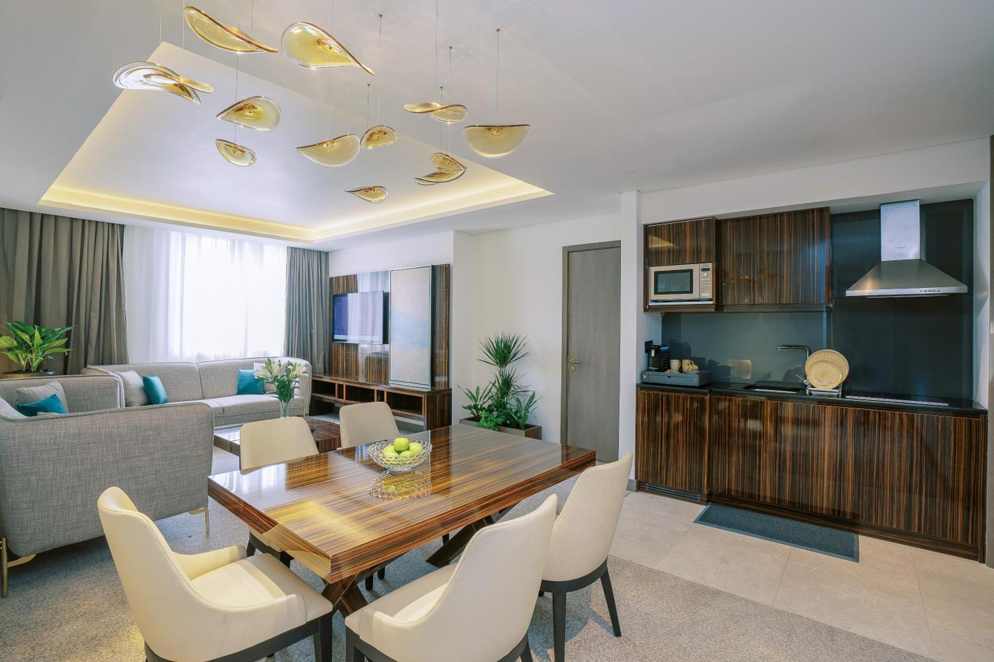 Two Bedroom Royal Suite w or Kitchenette on F&B shuttle to Deira City Center Al Ghurair Mall & La Mer Beach