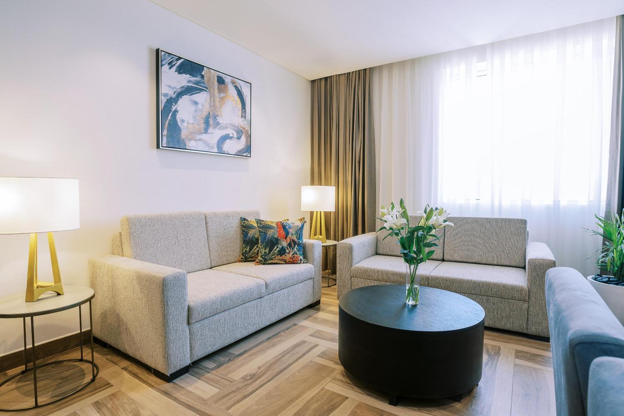 Two Bedroom Royal Suite w or Kitchenette on F&B shuttle to Deira City Center Al Ghurair Mall & La Mer Beach