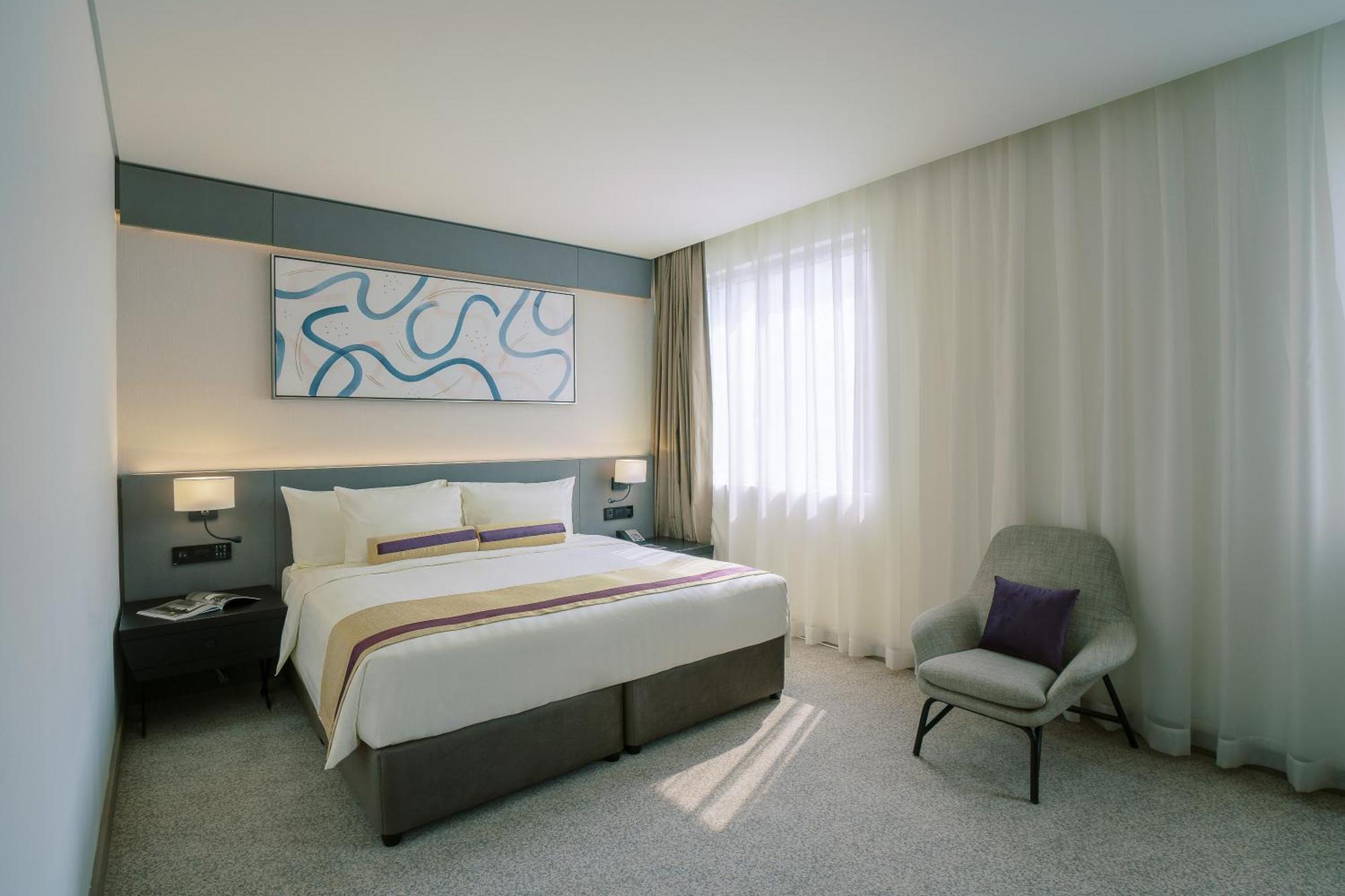 Two Bedroom Royal Suite w or Kitchenette on F&B shuttle to Deira City Center Al Ghurair Mall & La Mer Beach
