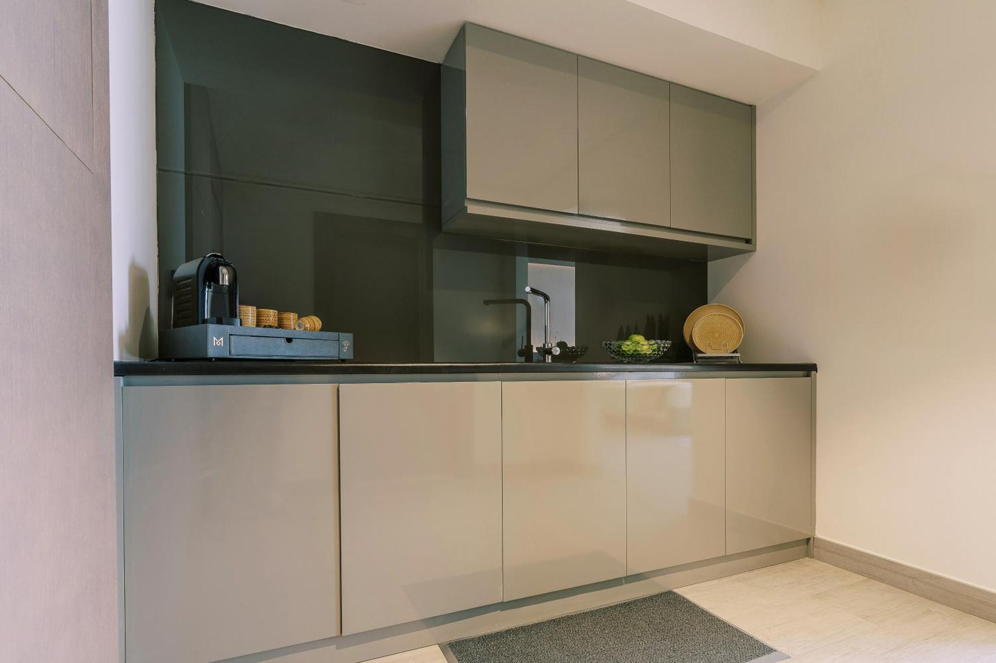 One Bedroom Suite w or Kitchenette on F&B shuttle to Deira City Center Al Ghurair Mall & La Mer Beach