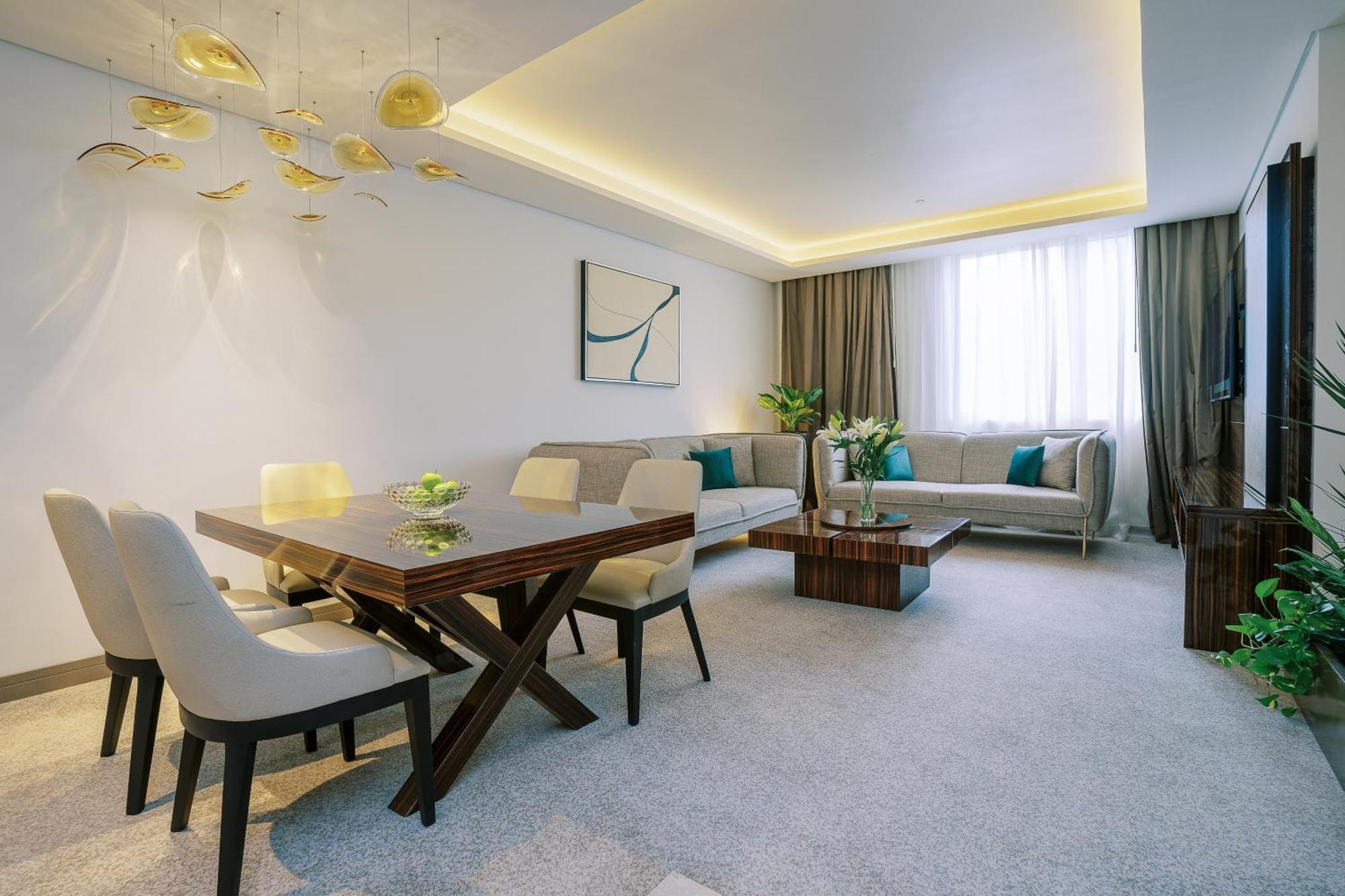 Two Bedroom Royal Suite w or Kitchenette on F&B shuttle to Deira City Center Al Ghurair Mall & La Mer Beach