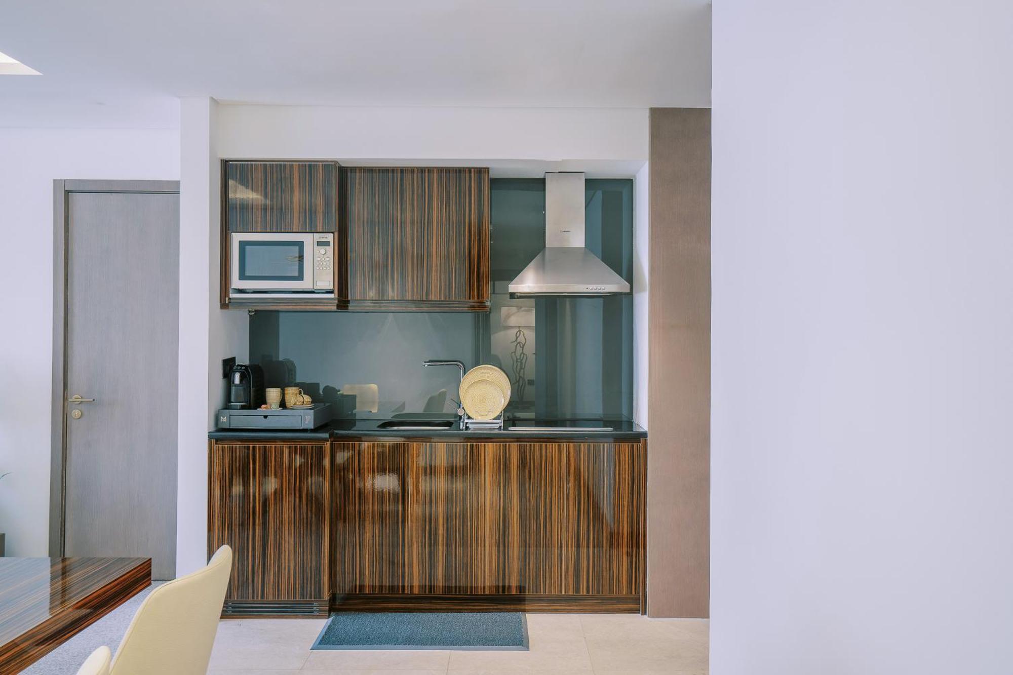 Two Bedroom Royal Suite w or Kitchenette on F&B shuttle to Deira City Center Al Ghurair Mall & La Mer Beach