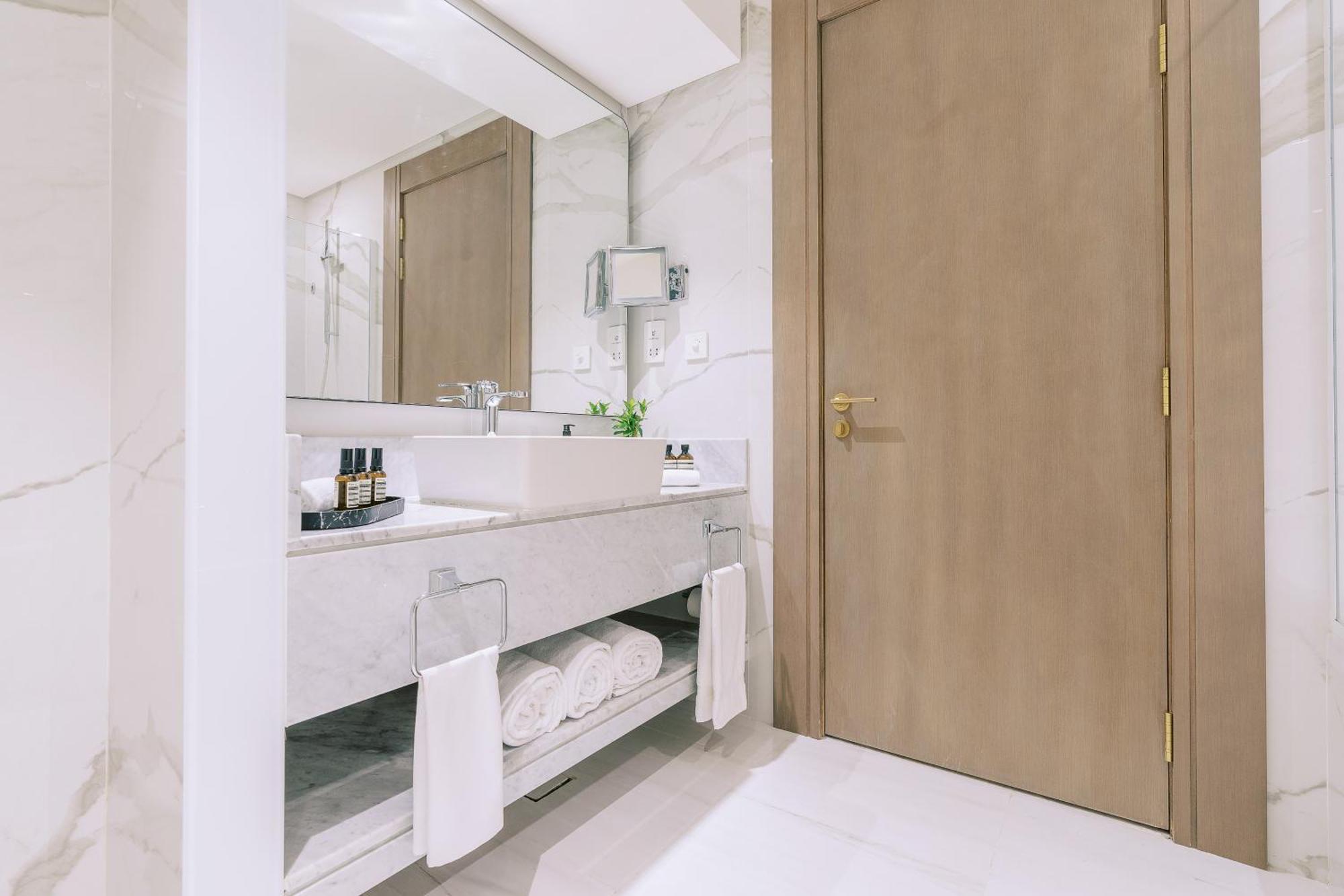 Two Bedroom Royal Suite w or Kitchenette on F&B shuttle to Deira City Center Al Ghurair Mall & La Mer Beach