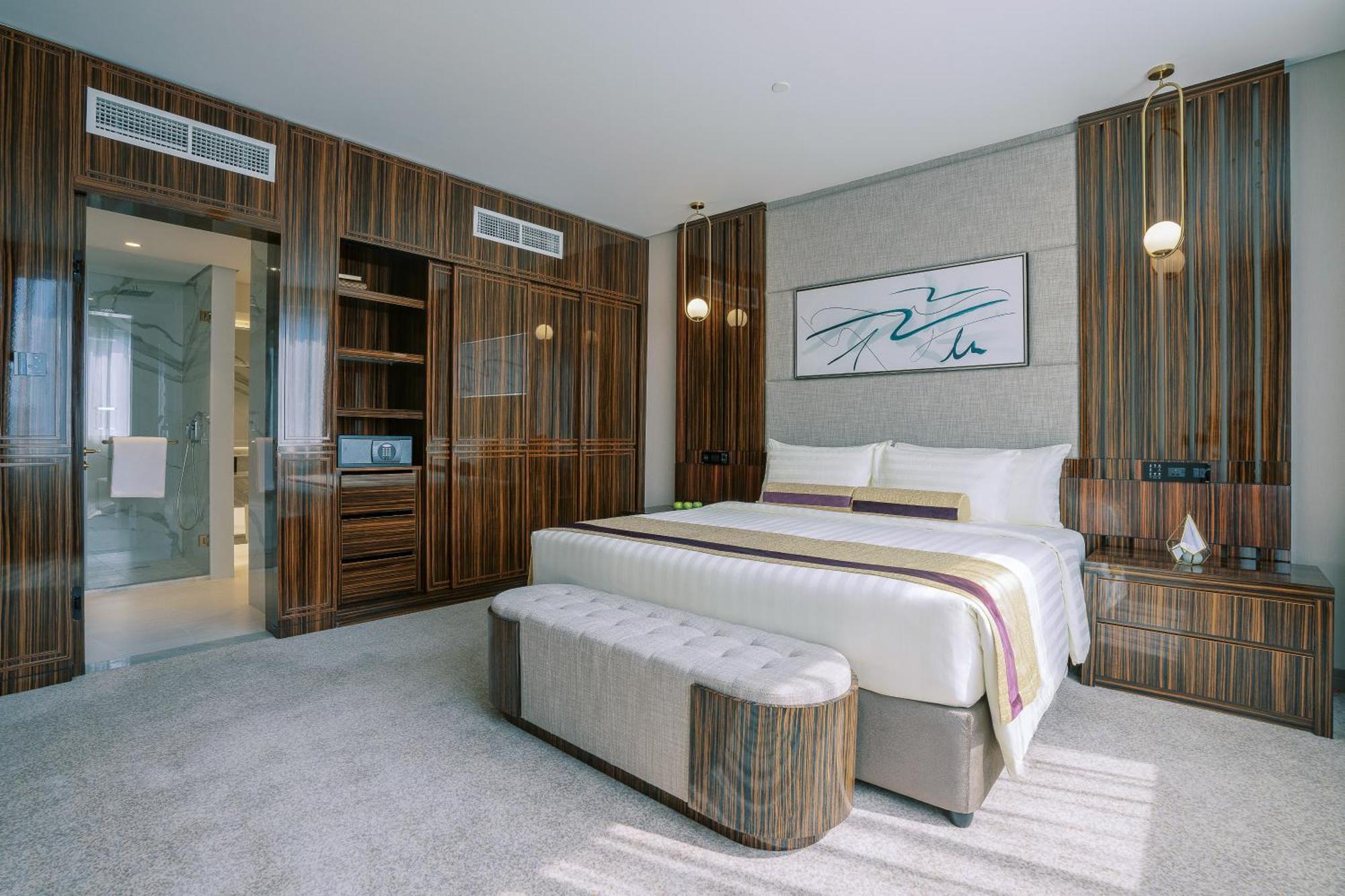 Two Bedroom Royal Suite w or Kitchenette on F&B shuttle to Deira City Center Al Ghurair Mall & La Mer Beach